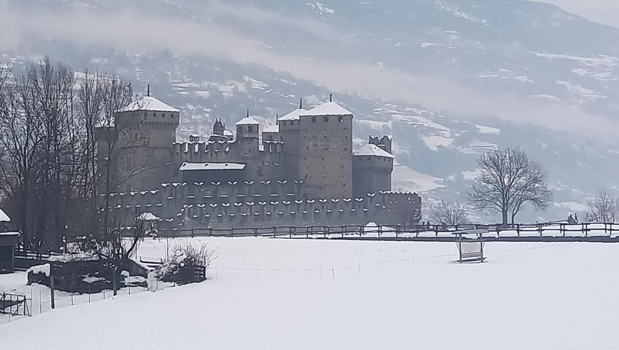 Vue Du Chateau Villa Fenis Exterior photo